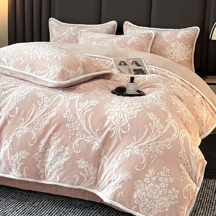 91家纺网 家纺一手货源 找家纺 妮恒美家纺 2025新款雕花牛奶绒四件套 法式浪漫-奶茶杏