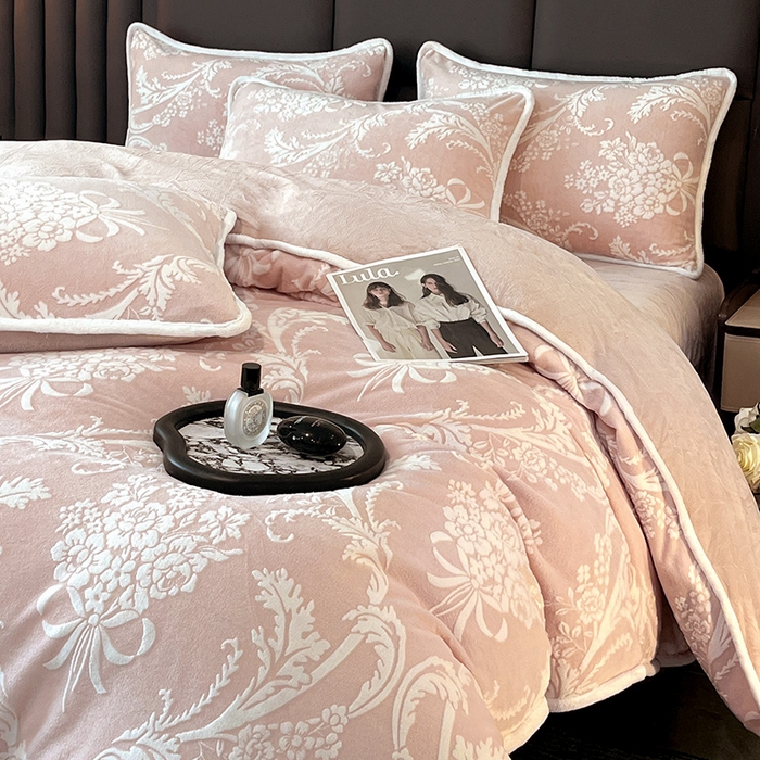 91家纺网 家纺一手货源 找家纺 妮恒美家纺 2025新款雕花牛奶绒四件套 法式浪漫-奶茶杏
