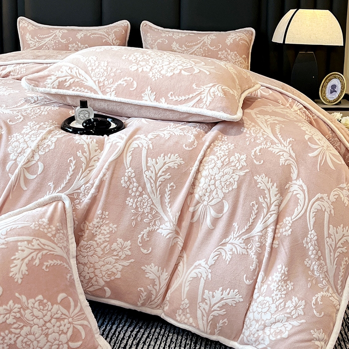 91家纺网 家纺一手货源 找家纺 妮恒美家纺 2025新款雕花牛奶绒四件套 法式浪漫-奶茶杏