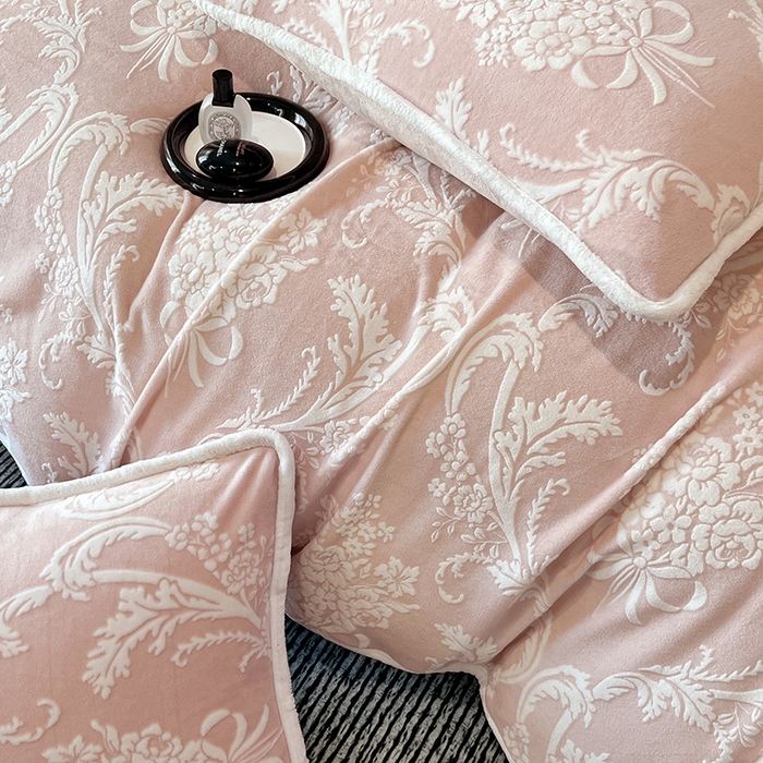 91家纺网 家纺一手货源 找家纺 妮恒美家纺 2025新款雕花牛奶绒四件套 法式浪漫-奶茶杏