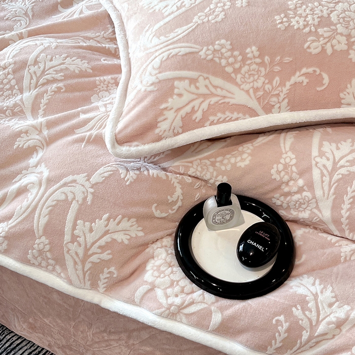 91家纺网 家纺一手货源 找家纺 妮恒美家纺 2025新款雕花牛奶绒四件套 法式浪漫-奶茶杏