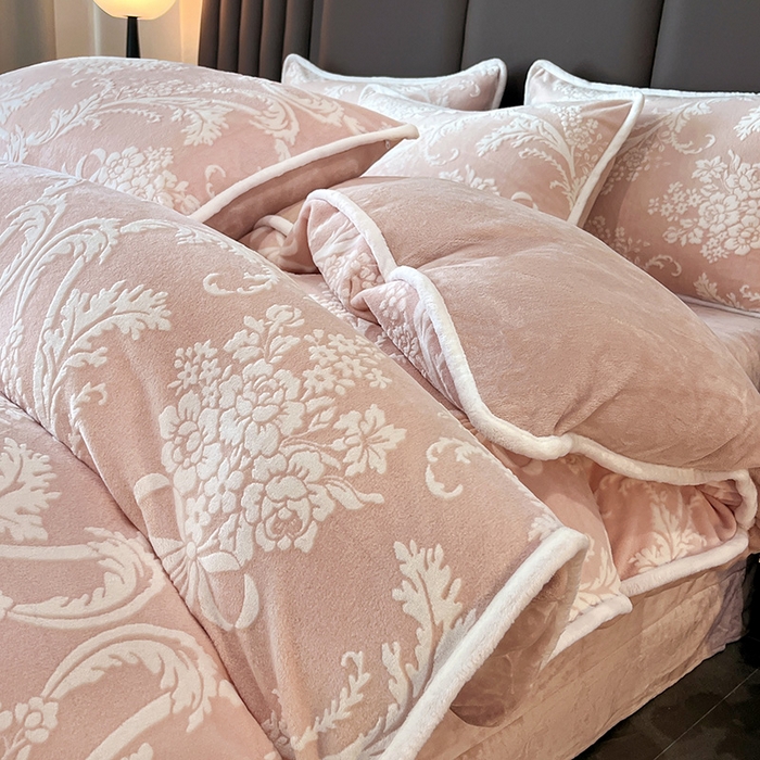 91家纺网 家纺一手货源 找家纺 妮恒美家纺 2025新款雕花牛奶绒四件套 法式浪漫-奶茶杏