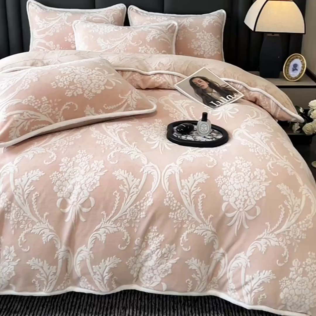 91家纺网 家纺一手货源 找家纺 妮恒美家纺 2025新款雕花牛奶绒四件套 法式浪漫-奶茶杏