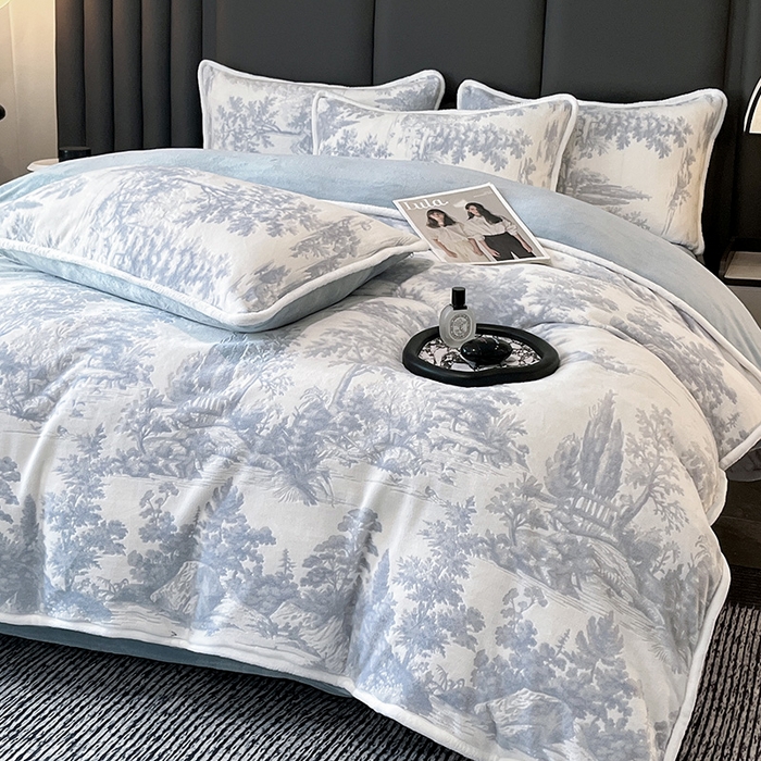 91家纺网 家纺一手货源 找家纺 妮恒美家纺 2025新款雕花牛奶绒四件套 山水画-海蓝灰