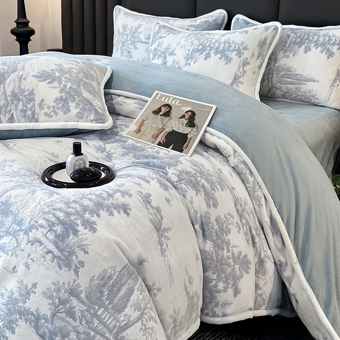 91家纺网 家纺一手货源 找家纺 妮恒美家纺 2025新款雕花牛奶绒四件套 山水画-海蓝灰