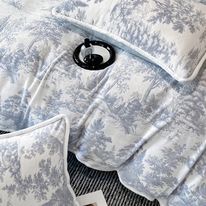 91家纺网 家纺一手货源 找家纺 妮恒美家纺 2025新款雕花牛奶绒四件套 山水画-海蓝灰