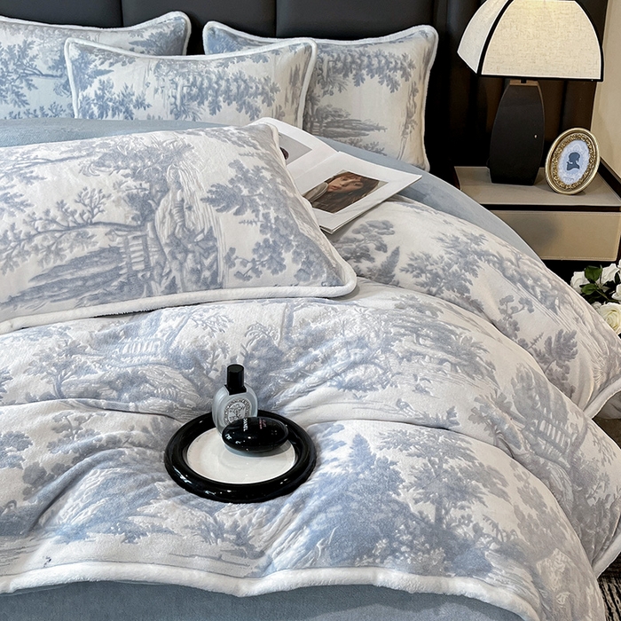 91家纺网 家纺一手货源 找家纺 妮恒美家纺 2025新款雕花牛奶绒四件套 山水画-海蓝灰