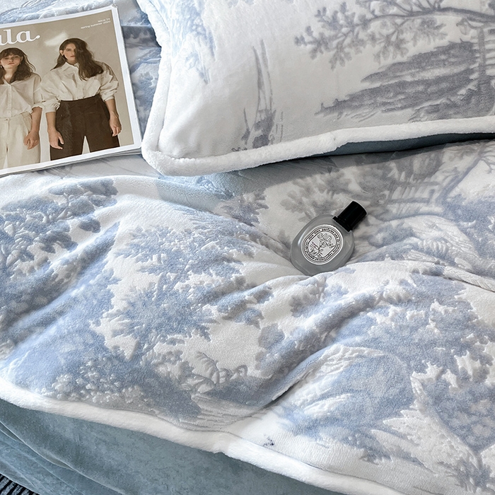 91家纺网 家纺一手货源 找家纺 妮恒美家纺 2025新款雕花牛奶绒四件套 山水画-海蓝灰