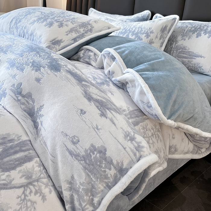 91家纺网 家纺一手货源 找家纺 妮恒美家纺 2025新款雕花牛奶绒四件套 山水画-海蓝灰