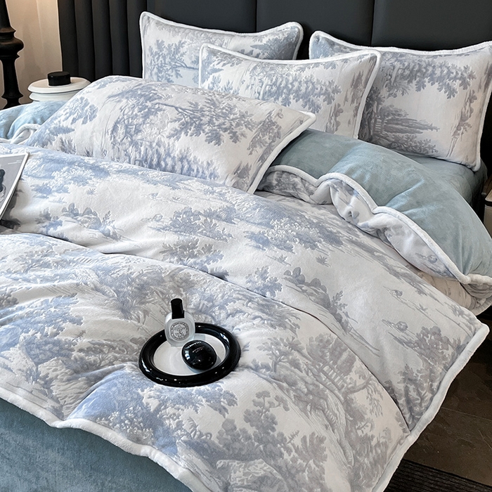91家纺网 家纺一手货源 找家纺 妮恒美家纺 2025新款雕花牛奶绒四件套 山水画-海蓝灰