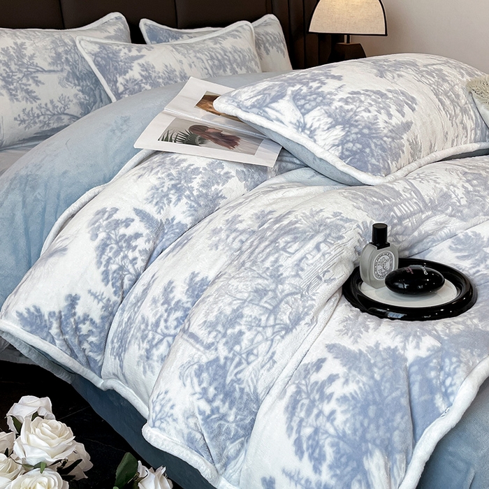 91家纺网 家纺一手货源 找家纺 妮恒美家纺 2025新款雕花牛奶绒四件套 山水画-海蓝灰