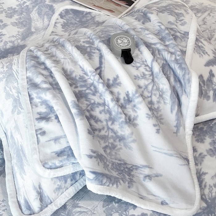 91家纺网 家纺一手货源 找家纺 妮恒美家纺 2025新款雕花牛奶绒四件套 山水画-海蓝灰