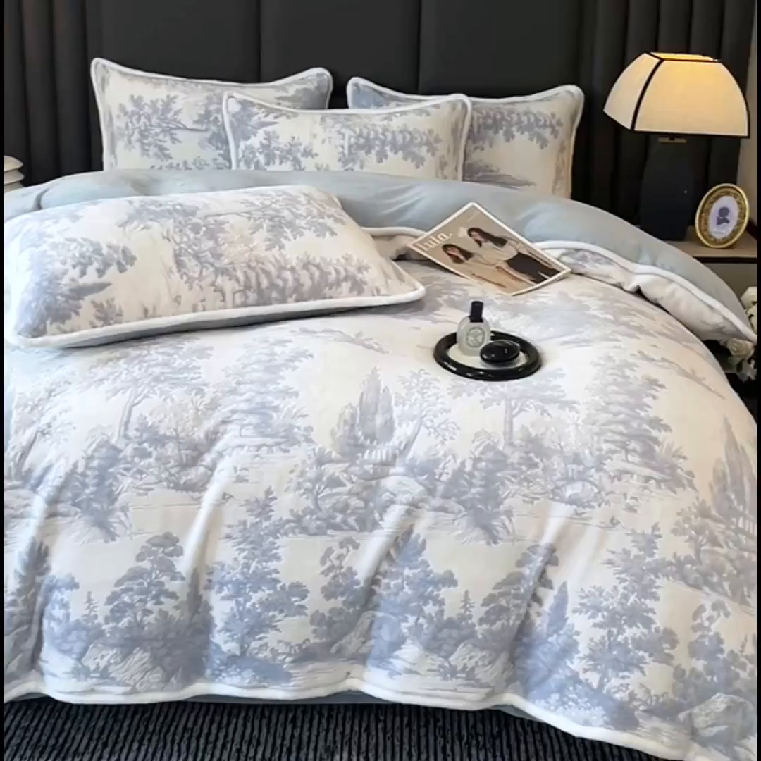 91家纺网 家纺一手货源 找家纺 妮恒美家纺 2025新款雕花牛奶绒四件套 山水画-海蓝灰