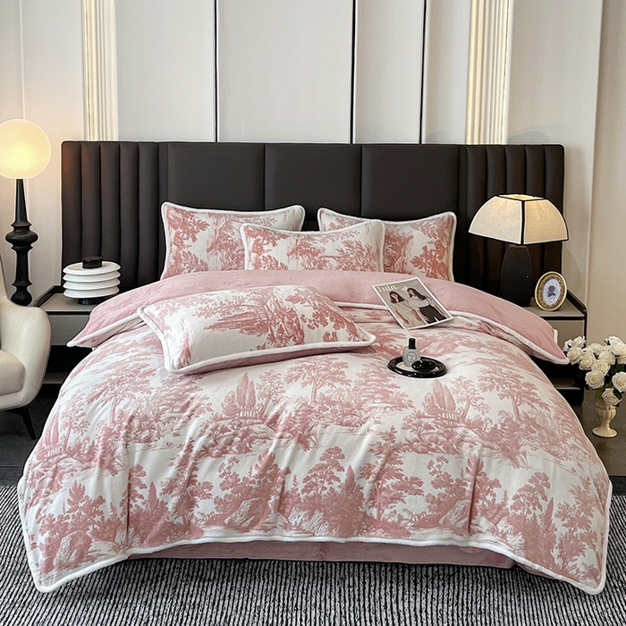 91家纺网 家纺一手货源 找家纺 妮恒美家纺 2025新款雕花牛奶绒四件套 山水画-浅豆沙