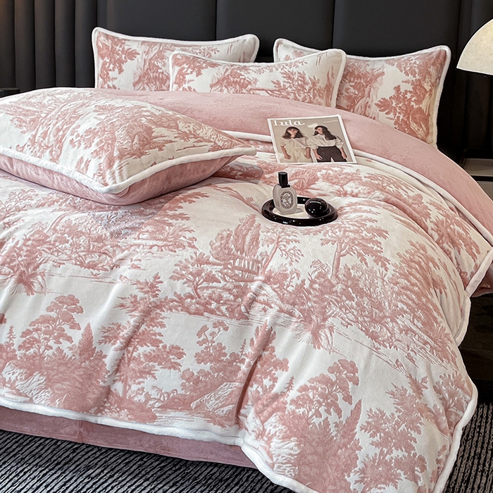 91家纺网 家纺一手货源 找家纺 妮恒美家纺 2025新款雕花牛奶绒四件套 山水画-浅豆沙