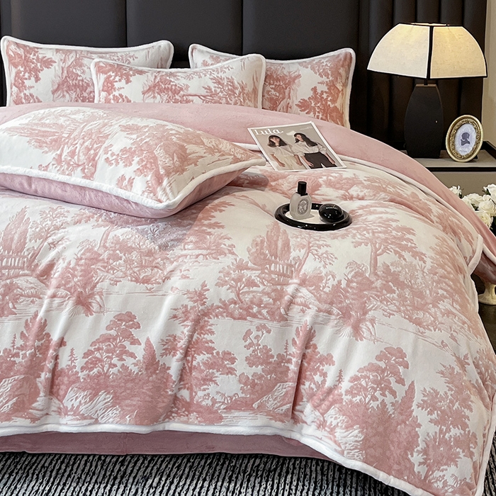 91家纺网 家纺一手货源 找家纺 妮恒美家纺 2025新款雕花牛奶绒四件套 山水画-浅豆沙