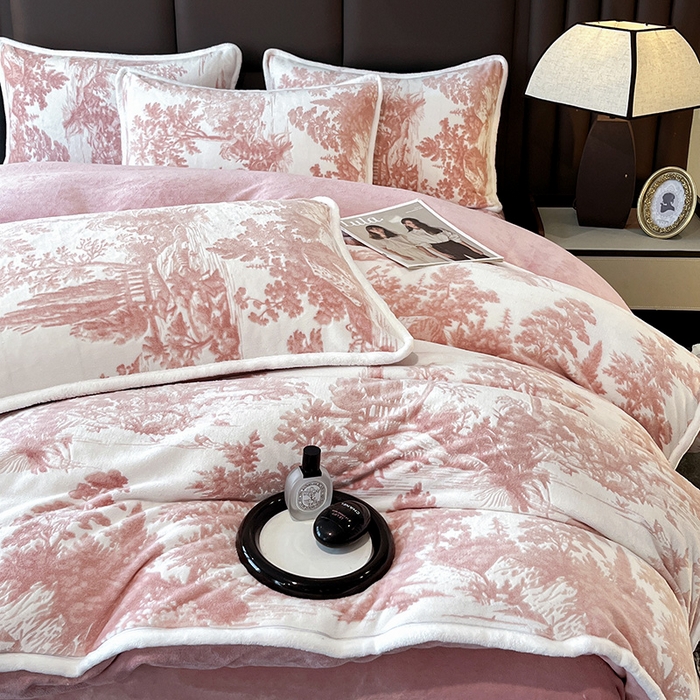 91家纺网 家纺一手货源 找家纺 妮恒美家纺 2025新款雕花牛奶绒四件套 山水画-浅豆沙