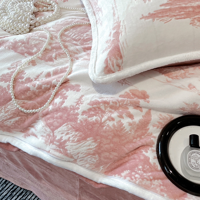 91家纺网 家纺一手货源 找家纺 妮恒美家纺 2025新款雕花牛奶绒四件套 山水画-浅豆沙