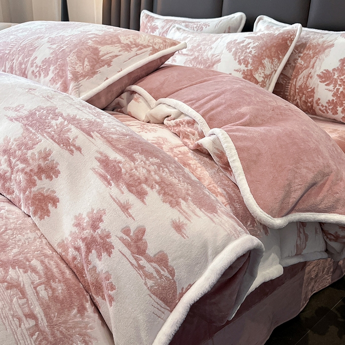 91家纺网 家纺一手货源 找家纺 妮恒美家纺 2025新款雕花牛奶绒四件套 山水画-浅豆沙