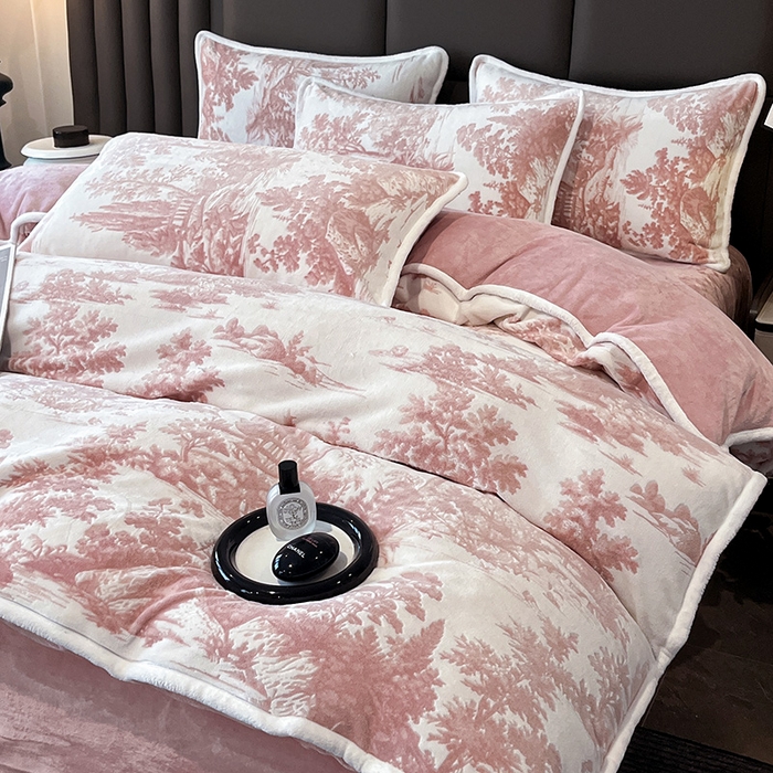 91家纺网 家纺一手货源 找家纺 妮恒美家纺 2025新款雕花牛奶绒四件套 山水画-浅豆沙