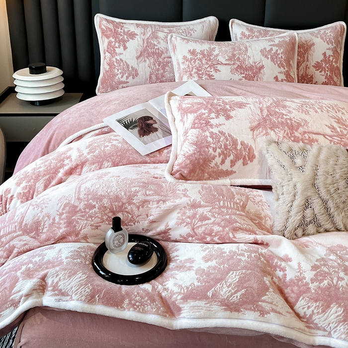 91家纺网 家纺一手货源 找家纺 妮恒美家纺 2025新款雕花牛奶绒四件套 山水画-浅豆沙