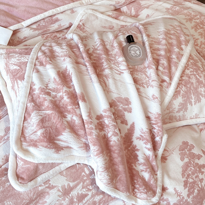 91家纺网 家纺一手货源 找家纺 妮恒美家纺 2025新款雕花牛奶绒四件套 山水画-浅豆沙