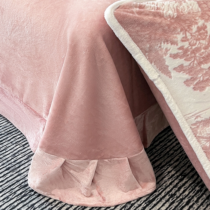 91家纺网 家纺一手货源 找家纺 妮恒美家纺 2025新款雕花牛奶绒四件套 山水画-浅豆沙