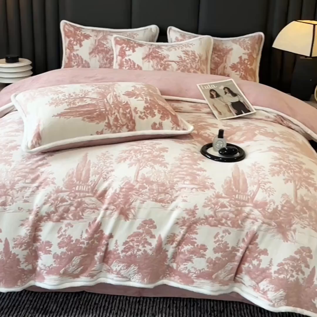 91家纺网 家纺一手货源 找家纺 妮恒美家纺 2025新款雕花牛奶绒四件套 山水画-浅豆沙