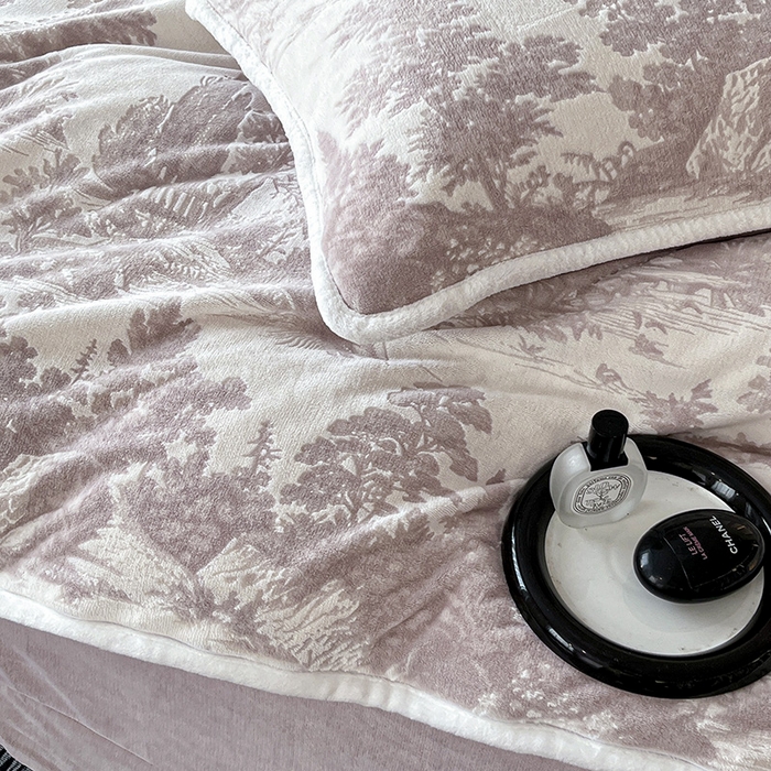 91家纺网 家纺一手货源 找家纺 妮恒美家纺 2025新款雕花牛奶绒四件套 山水画-嫣紫