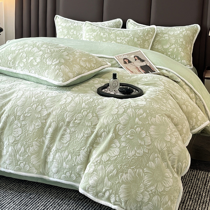 91家纺网 家纺一手货源 找家纺 妮恒美家纺 2025新款雕花牛奶绒四件套 雪莲花-草绿