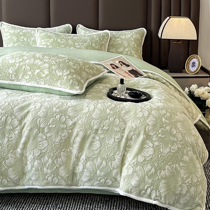 91家纺网 家纺一手货源 找家纺 妮恒美家纺 2025新款雕花牛奶绒四件套 雪莲花-草绿