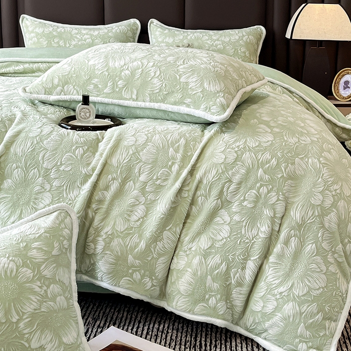 91家纺网 家纺一手货源 找家纺 妮恒美家纺 2025新款雕花牛奶绒四件套 雪莲花-草绿