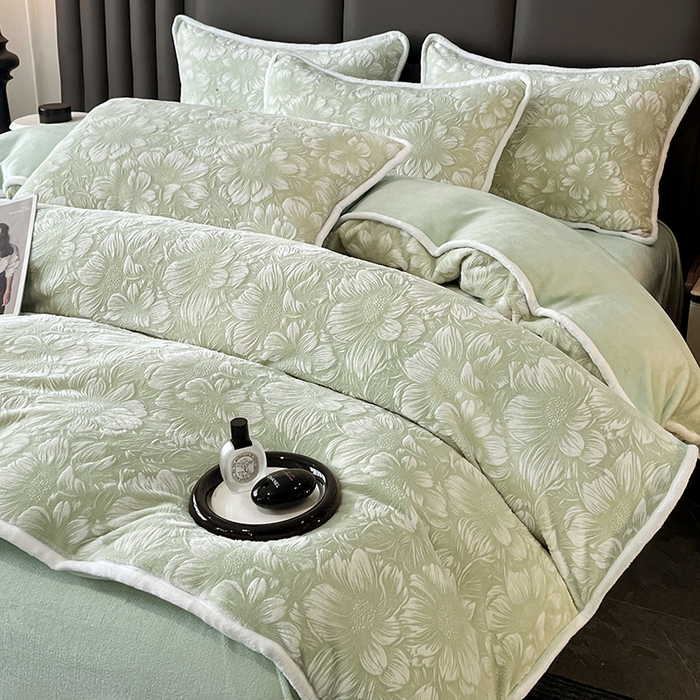 91家纺网 家纺一手货源 找家纺 妮恒美家纺 2025新款雕花牛奶绒四件套 雪莲花-草绿