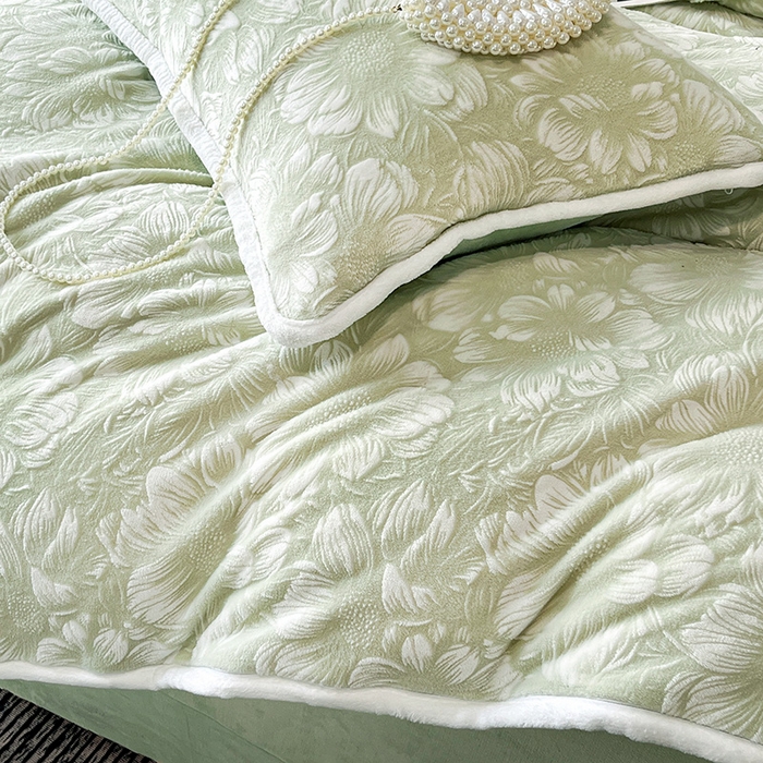 91家纺网 家纺一手货源 找家纺 妮恒美家纺 2025新款雕花牛奶绒四件套 雪莲花-草绿