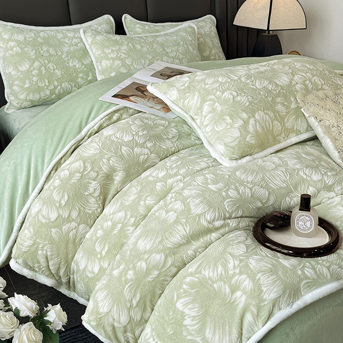 91家纺网 家纺一手货源 找家纺 妮恒美家纺 2025新款雕花牛奶绒四件套 雪莲花-草绿