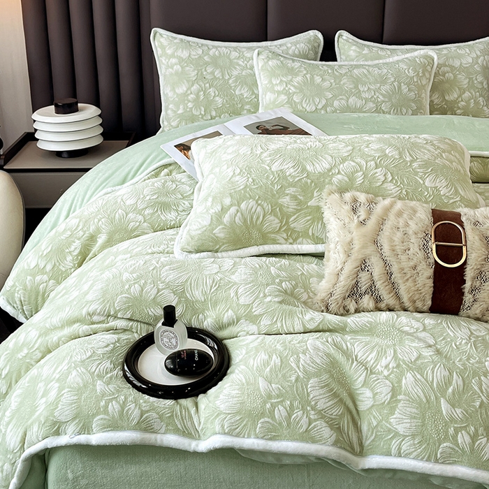 91家纺网 家纺一手货源 找家纺 妮恒美家纺 2025新款雕花牛奶绒四件套 雪莲花-草绿