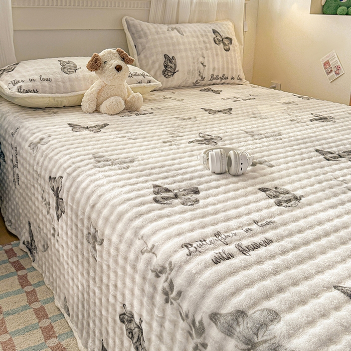 91家纺网 家纺一手货源 找家纺 丝芙妮家居（原乐视家纺） 2025新款A类牛奶泡泡绒印花单品床单 轻舞梦蝶