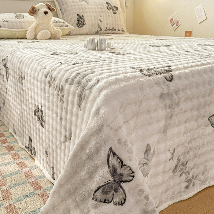 91家纺网 家纺一手货源 找家纺 丝芙妮家居（原乐视家纺） 2025新款A类牛奶泡泡绒印花单品床单 轻舞梦蝶