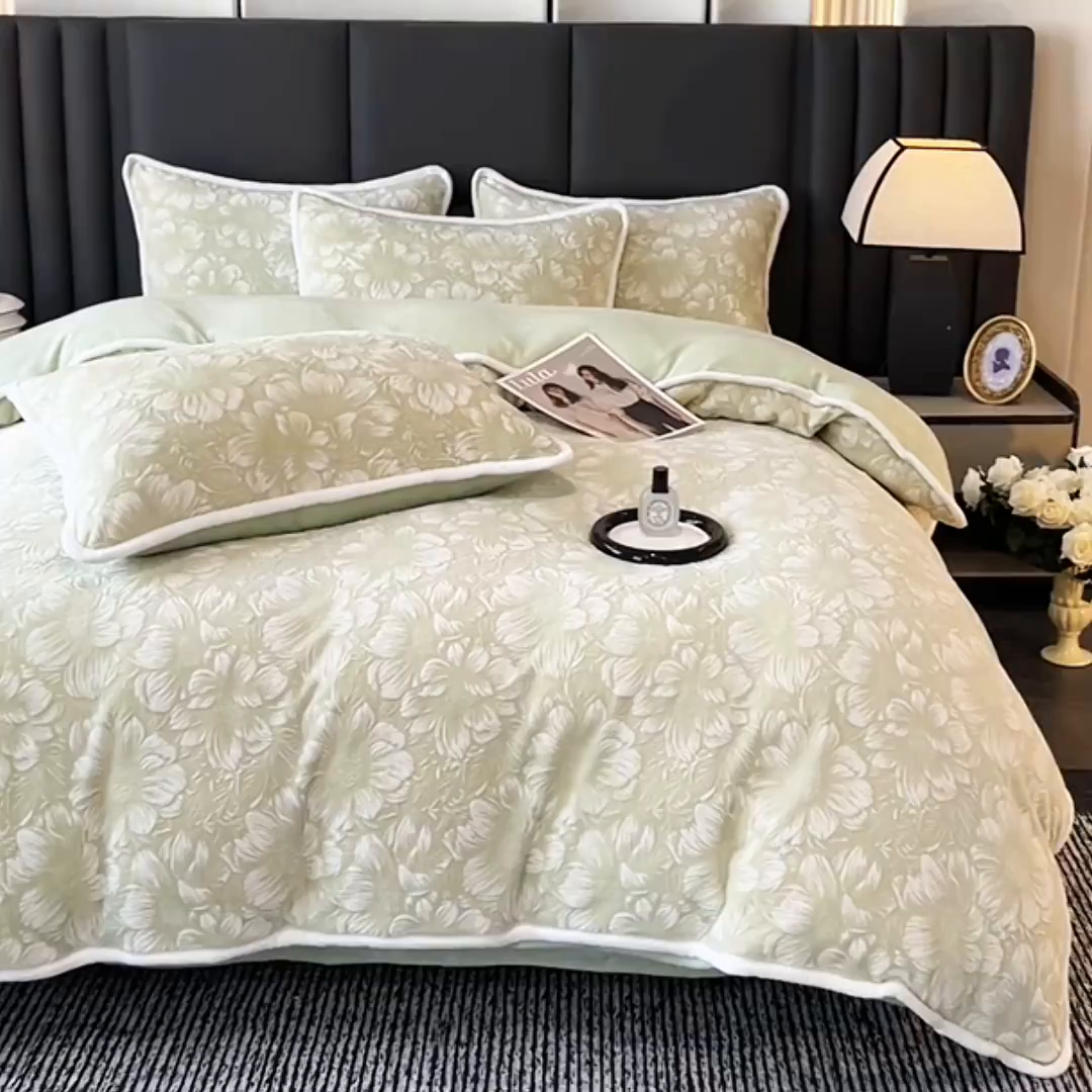 91家纺网 家纺一手货源 找家纺 妮恒美家纺 2025新款雕花牛奶绒四件套 雪莲花-草绿