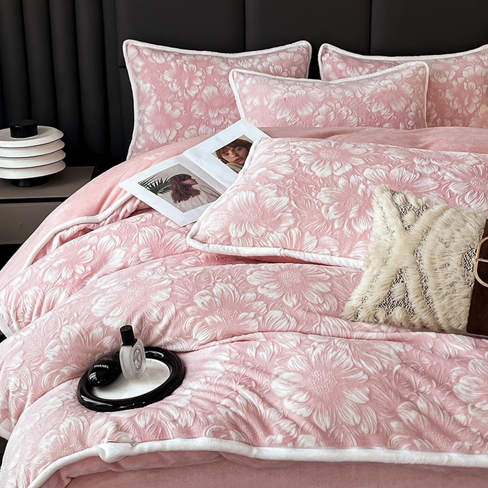 91家纺网 家纺一手货源 找家纺 妮恒美家纺 2025新款雕花牛奶绒四件套 雪莲花-暖心玉