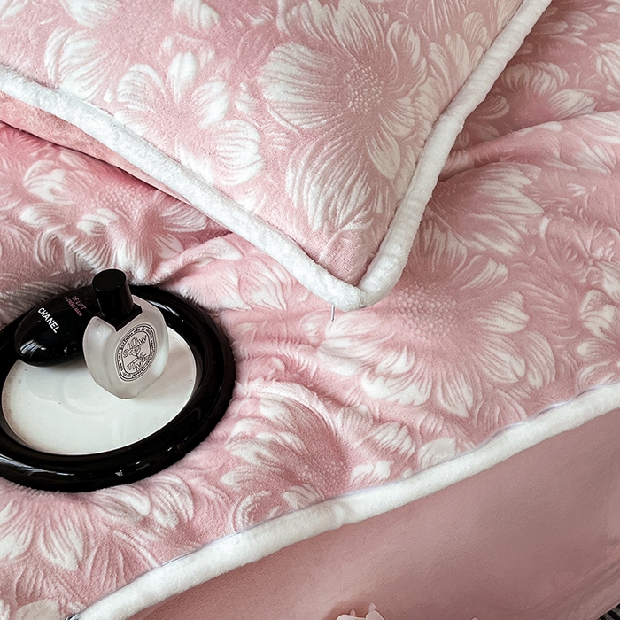 91家纺网 家纺一手货源 找家纺 妮恒美家纺 2025新款雕花牛奶绒四件套 雪莲花-暖心玉