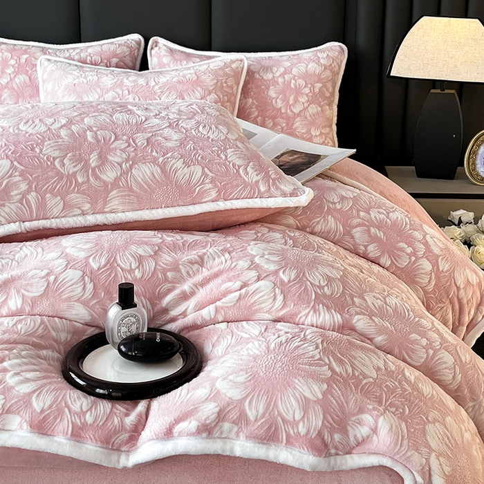 91家纺网 家纺一手货源 找家纺 妮恒美家纺 2025新款雕花牛奶绒四件套 雪莲花-暖心玉