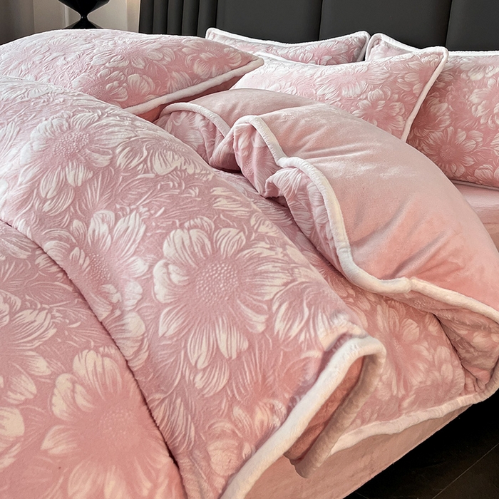 91家纺网 家纺一手货源 找家纺 妮恒美家纺 2025新款雕花牛奶绒四件套 雪莲花-暖心玉