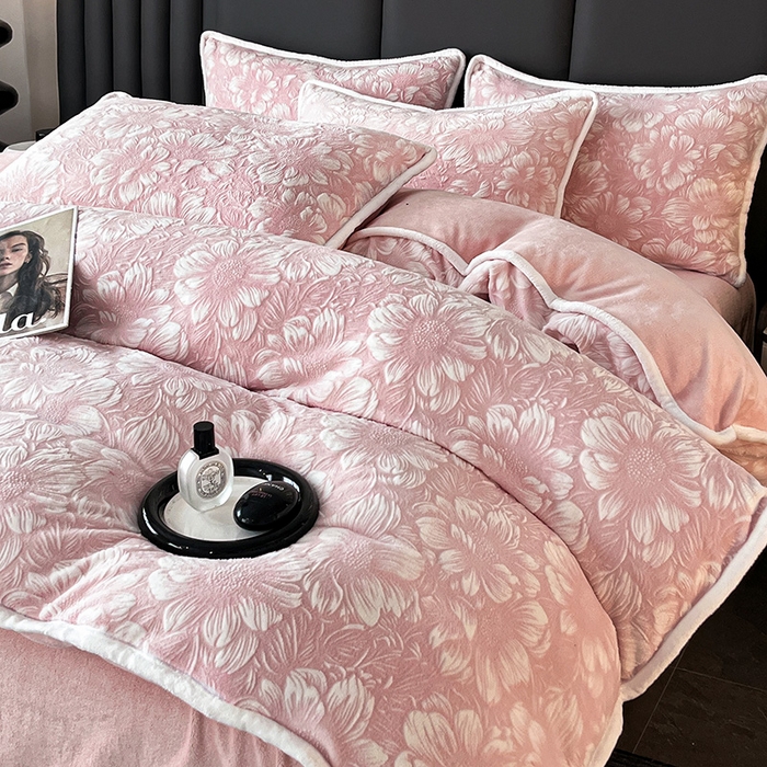 91家纺网 家纺一手货源 找家纺 妮恒美家纺 2025新款雕花牛奶绒四件套 雪莲花-暖心玉