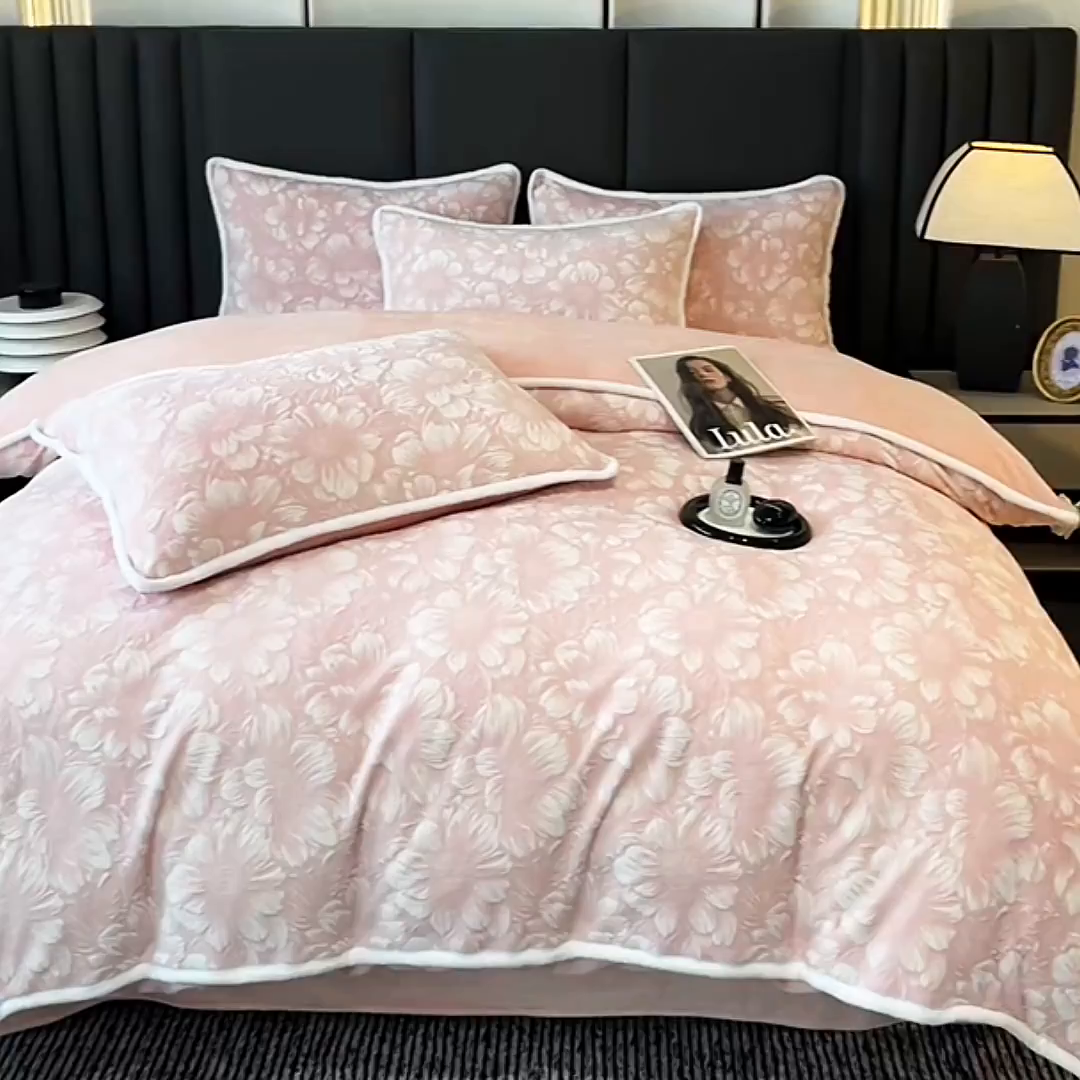 91家纺网 家纺一手货源 找家纺 妮恒美家纺 2025新款雕花牛奶绒四件套 雪莲花-暖心玉