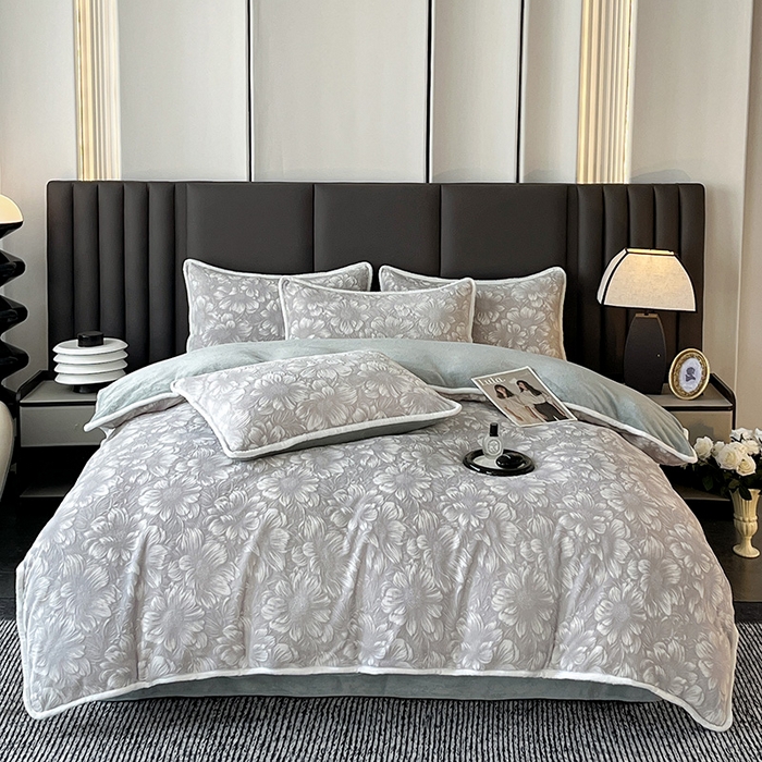 91家纺网 家纺一手货源 找家纺 妮恒美家纺 2025新款雕花牛奶绒四件套 雪莲花-浅灰绿