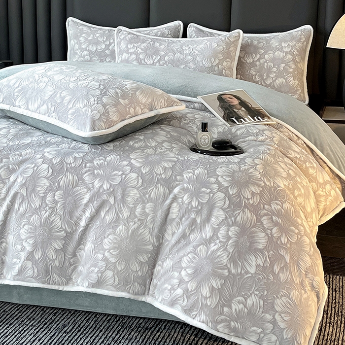 91家纺网 家纺一手货源 找家纺 妮恒美家纺 2025新款雕花牛奶绒四件套 雪莲花-浅灰绿