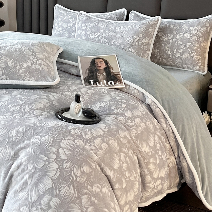91家纺网 家纺一手货源 找家纺 妮恒美家纺 2025新款雕花牛奶绒四件套 雪莲花-浅灰绿