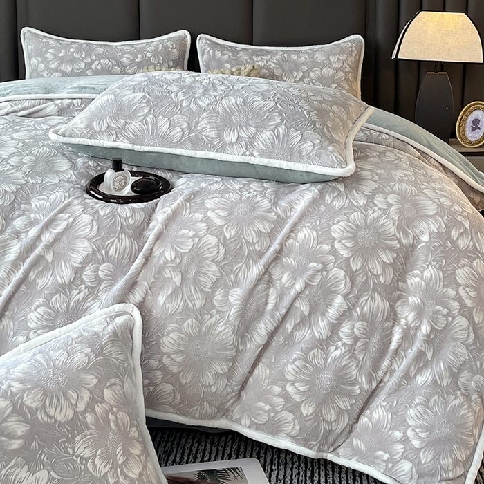 91家纺网 家纺一手货源 找家纺 妮恒美家纺 2025新款雕花牛奶绒四件套 雪莲花-浅灰绿