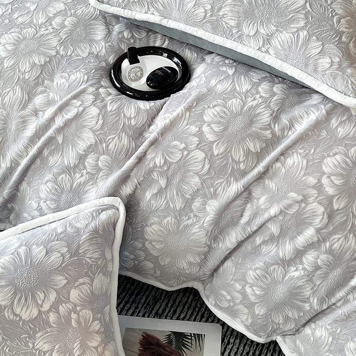 91家纺网 家纺一手货源 找家纺 妮恒美家纺 2025新款雕花牛奶绒四件套 雪莲花-浅灰绿